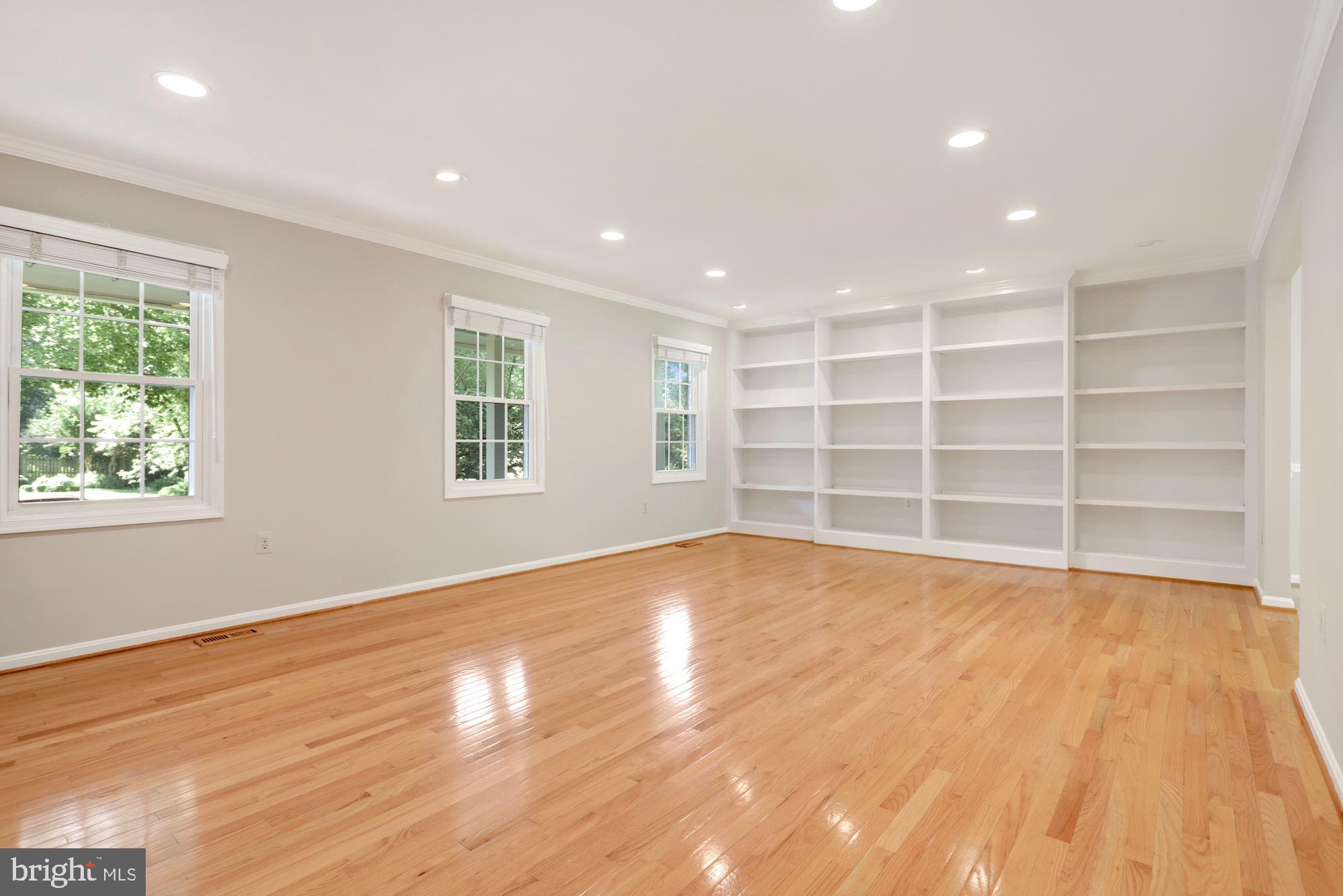 737 Ridge Drive McLean, VA 22101 - Photo 4 of 41 Living Room with built ins