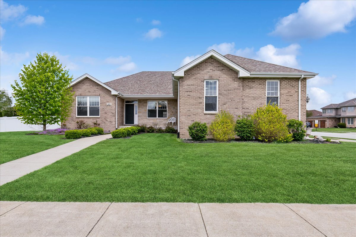 a view of a house with backyard and garden