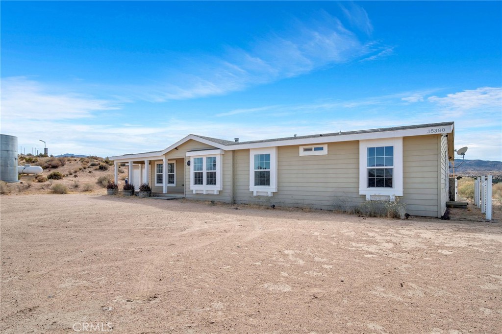 35380 Cheseboro Road Palmdale, CA 93552 - Photo 37 of 42 a view of a house with a big yard