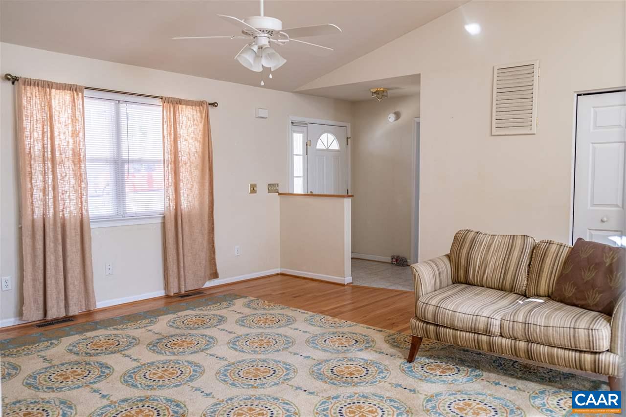 29 East Point Road Palmyra, VA 22963 - Photo 7 of 33 a living room with furniture and a rug