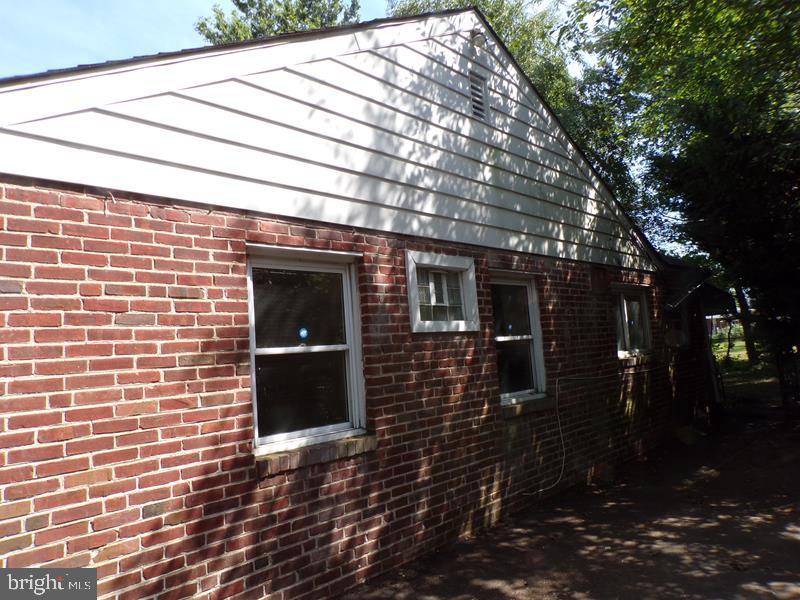 682 Rennard Street Philadelphia, PA 19116 - Photo 2 of 15