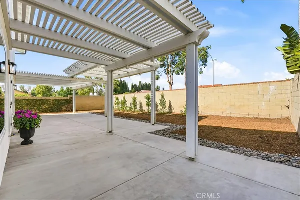 a view of a house with backyard and porch