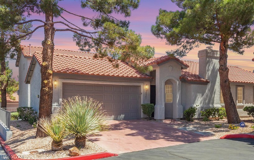 DETACHED stand alone 'condo' unit. Lives like sing