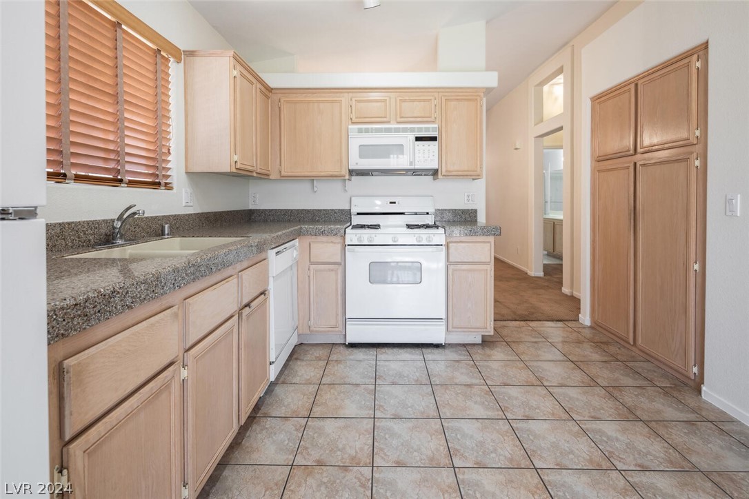 2357 Ramsgate Drive Henderson, NV 89074 - Photo 21 of 38 Kitchen with eat-in breakfast nook.