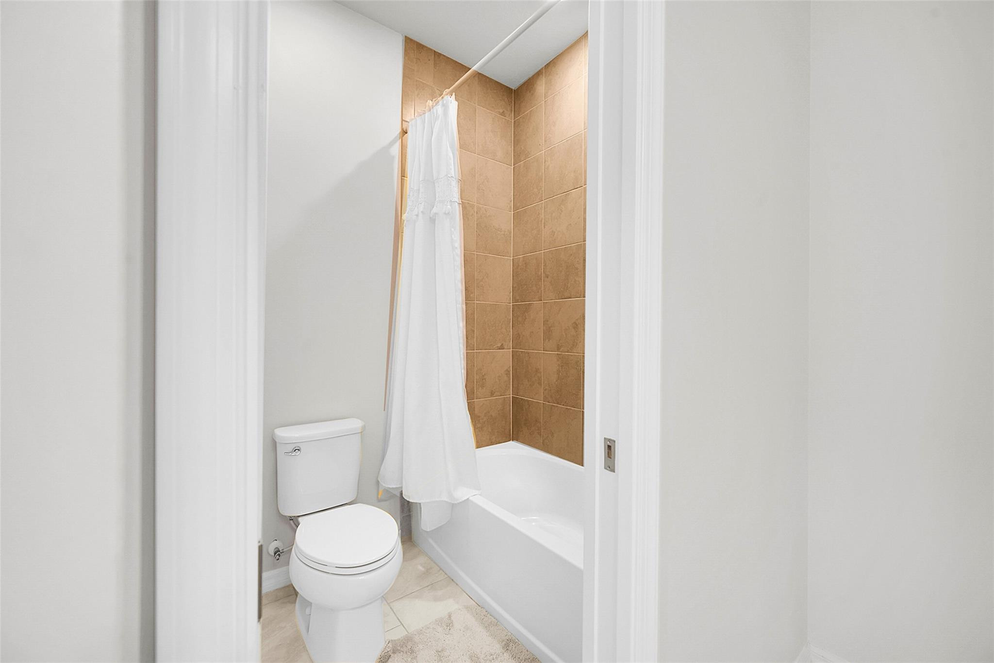8247 Cinch Way Lake Worth, FL 33467 - Photo 21 of 33 Bathroom for 2nd & 3rd bedrooms