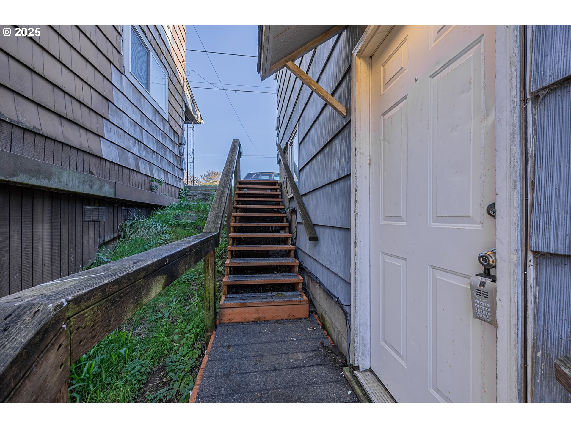 1860 Meade Avenue North Bend, OR 97459 - Photo 35 of 38 a view of entryway with wooden floor