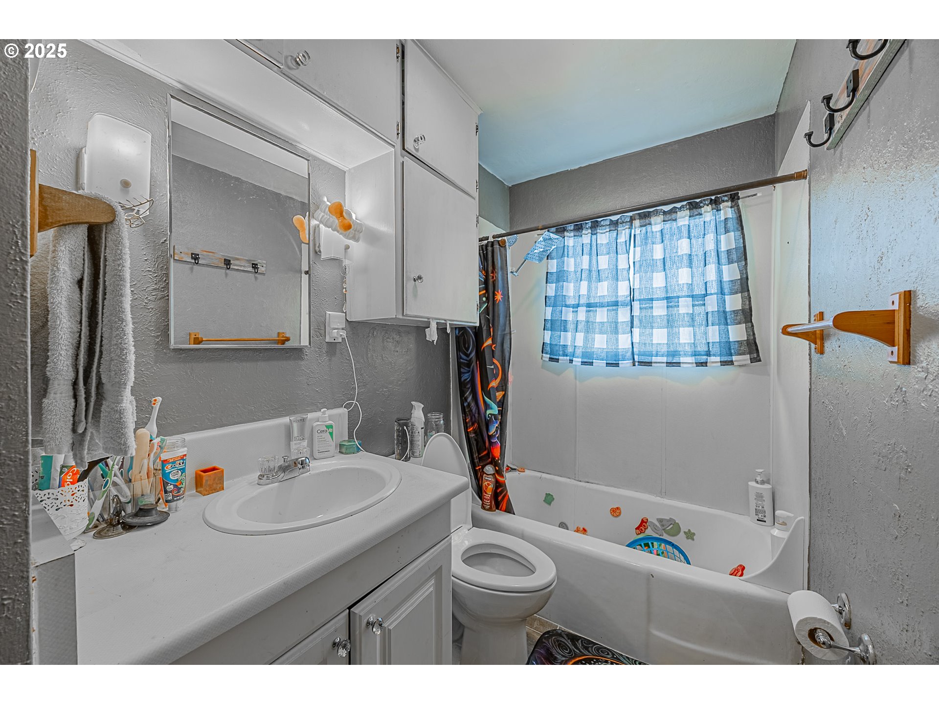 1860 Meade Avenue North Bend, OR 97459 - Photo 9 of 38 a bathroom with a sink and a mirror