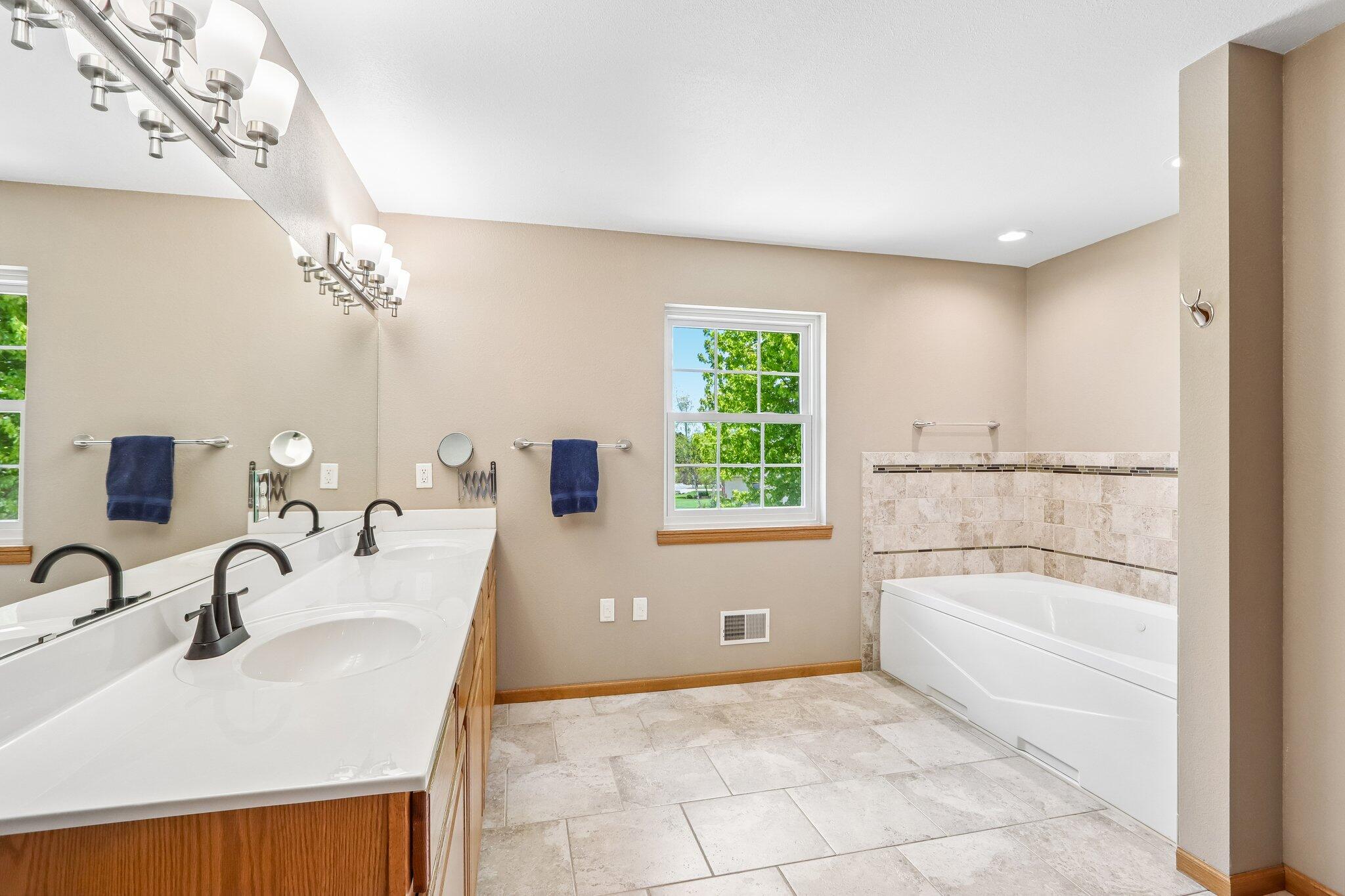 2335 Forest Run Summit, WI 53066 - Photo 24 of 60 Primary Bath