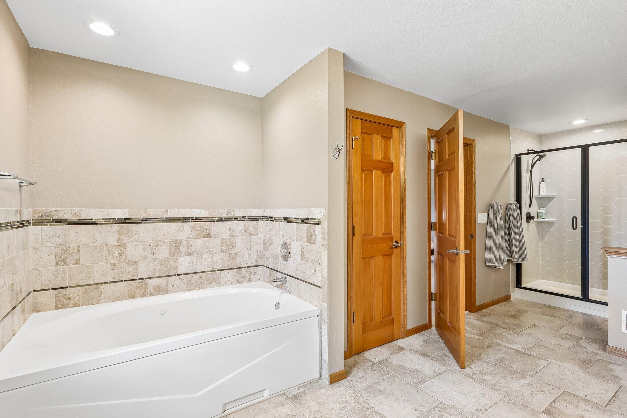 2335 Forest Run Summit, WI 53066 - Photo 27 of 60 Soaking Tub