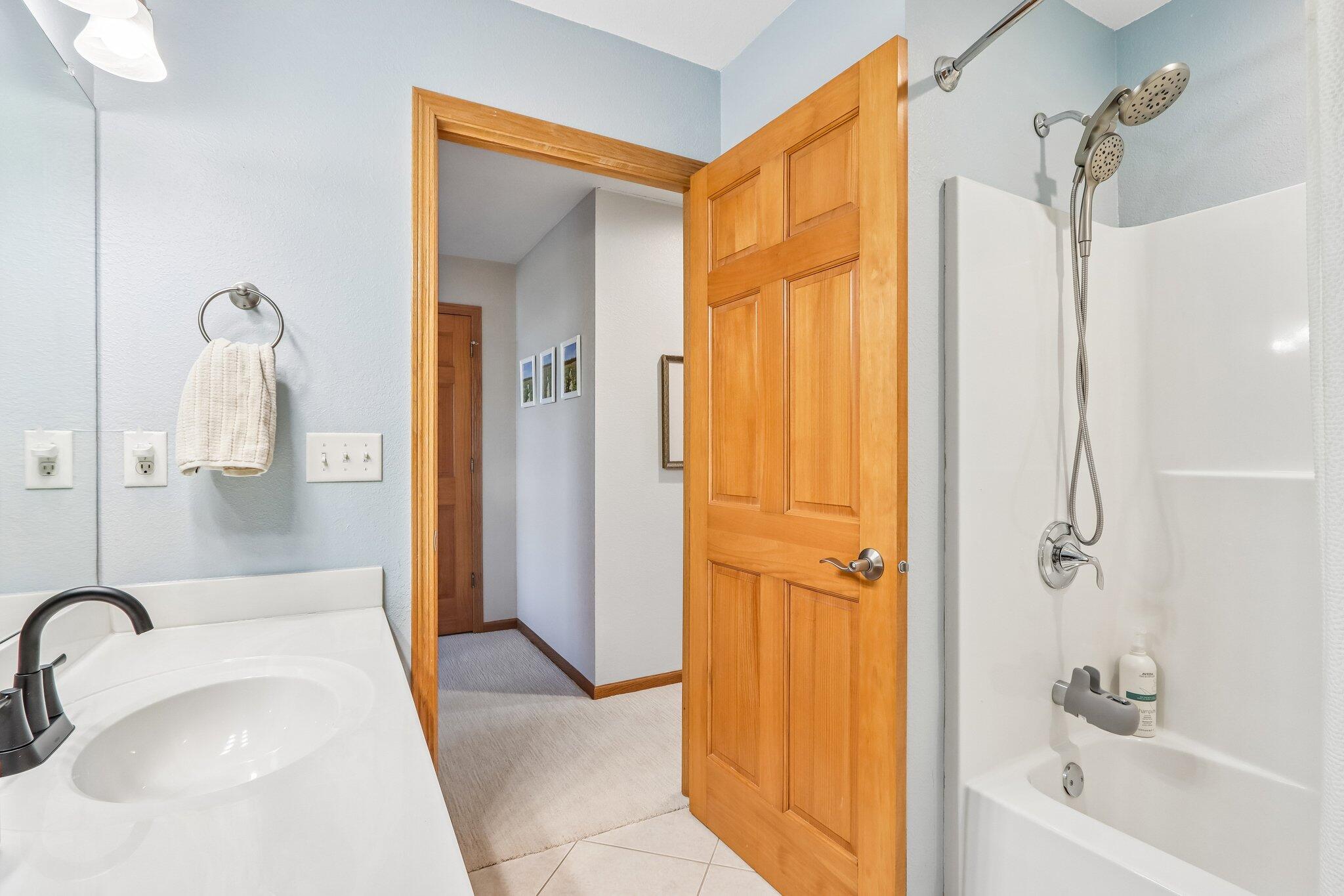 2335 Forest Run Summit, WI 53066 - Photo 34 of 60 Full bath pic2