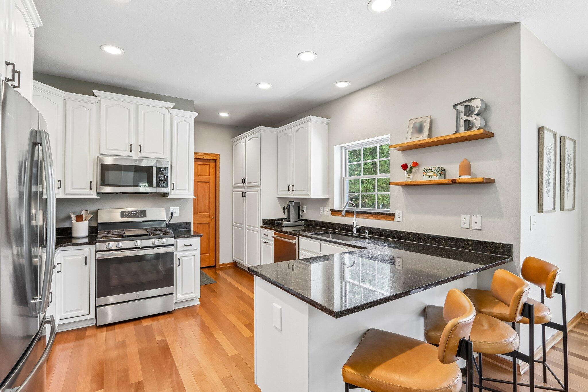 2335 Forest Run Summit, WI 53066 - Photo 6 of 60 Kitchen