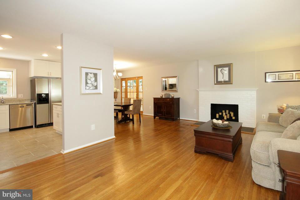 5621 Heming Avenue Springfield, VA 22151 - Photo 3 of 30 Living Room