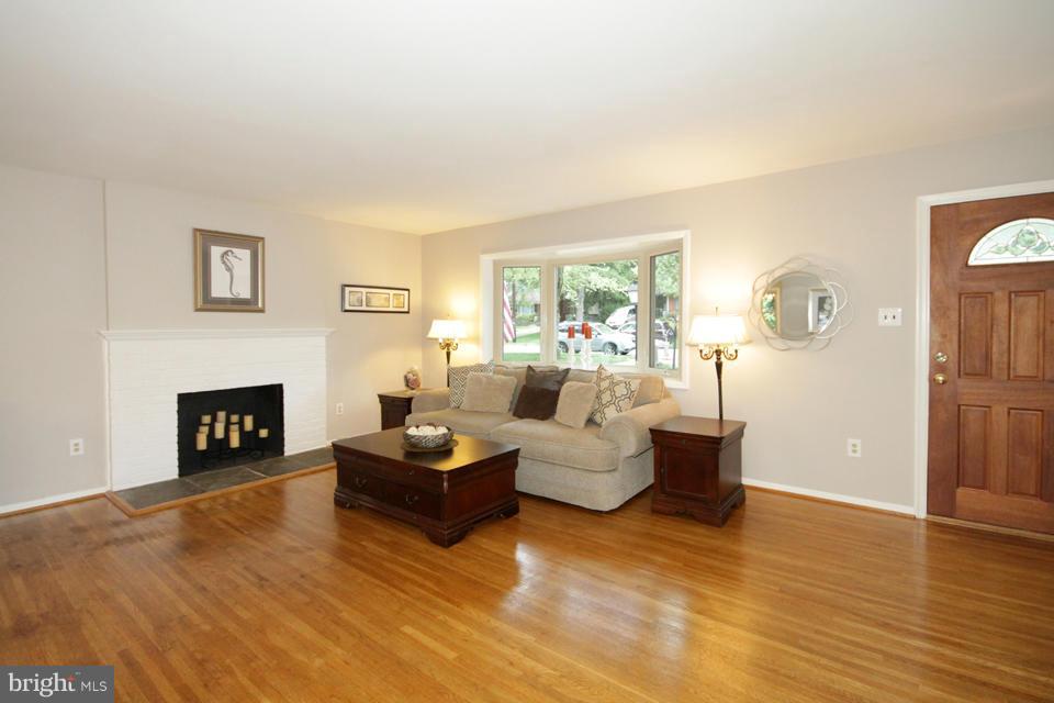 5621 Heming Avenue Springfield, VA 22151 - Photo 4 of 30 Living Room
