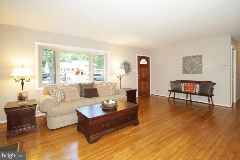 5621 Heming Avenue Springfield, VA 22151 - Photo 5 of 30 Living Room