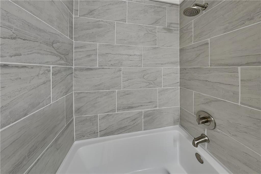 6072 Devonshire Drive Flowery Branch, GA 30542 - Photo 19 of 22 a bathroom with a bathtub