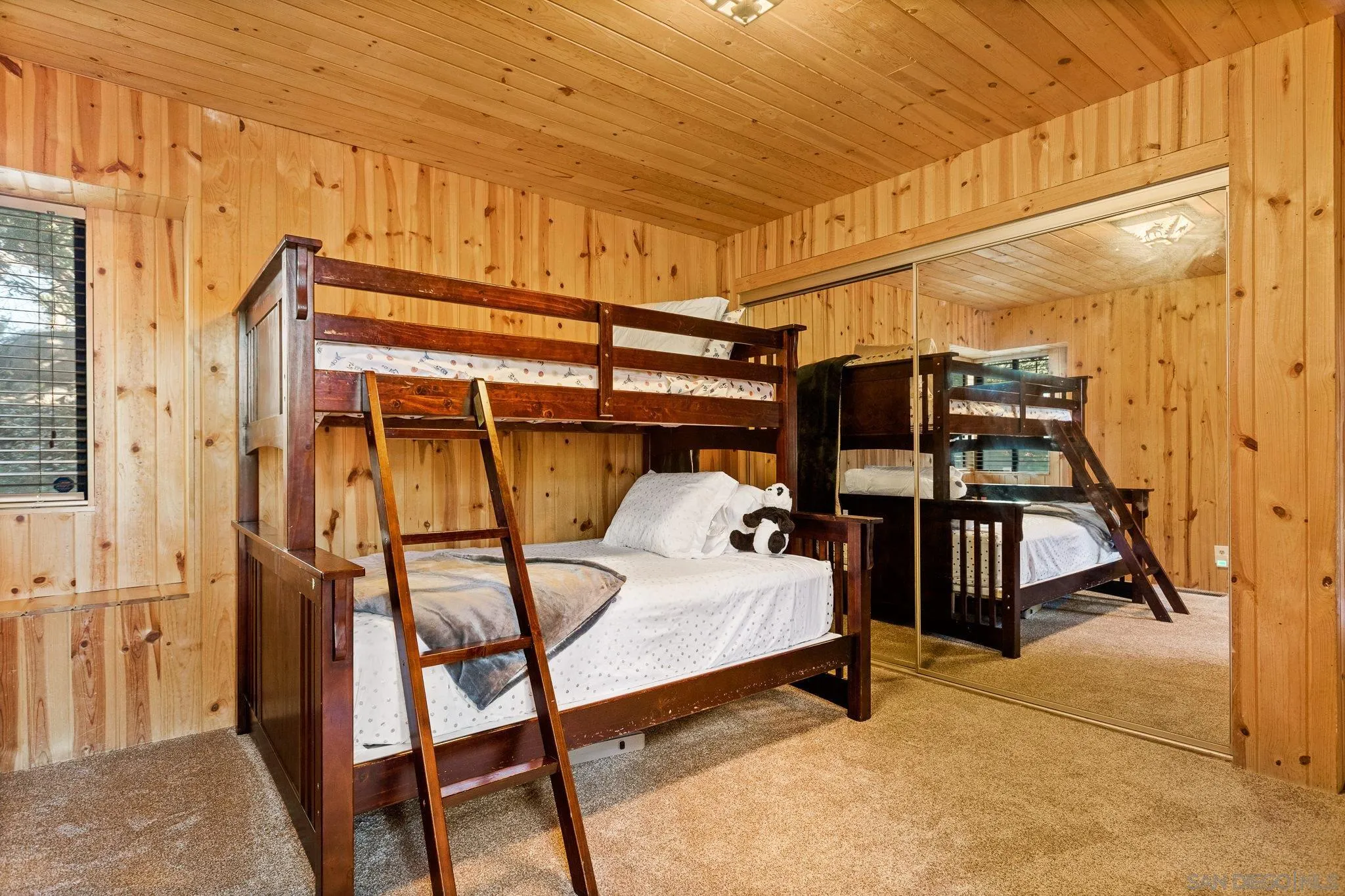 683 Grass Valley Road Lake Arrowhead, CA 92352 - Photo 23 of 39 a bedroom with table and chairs