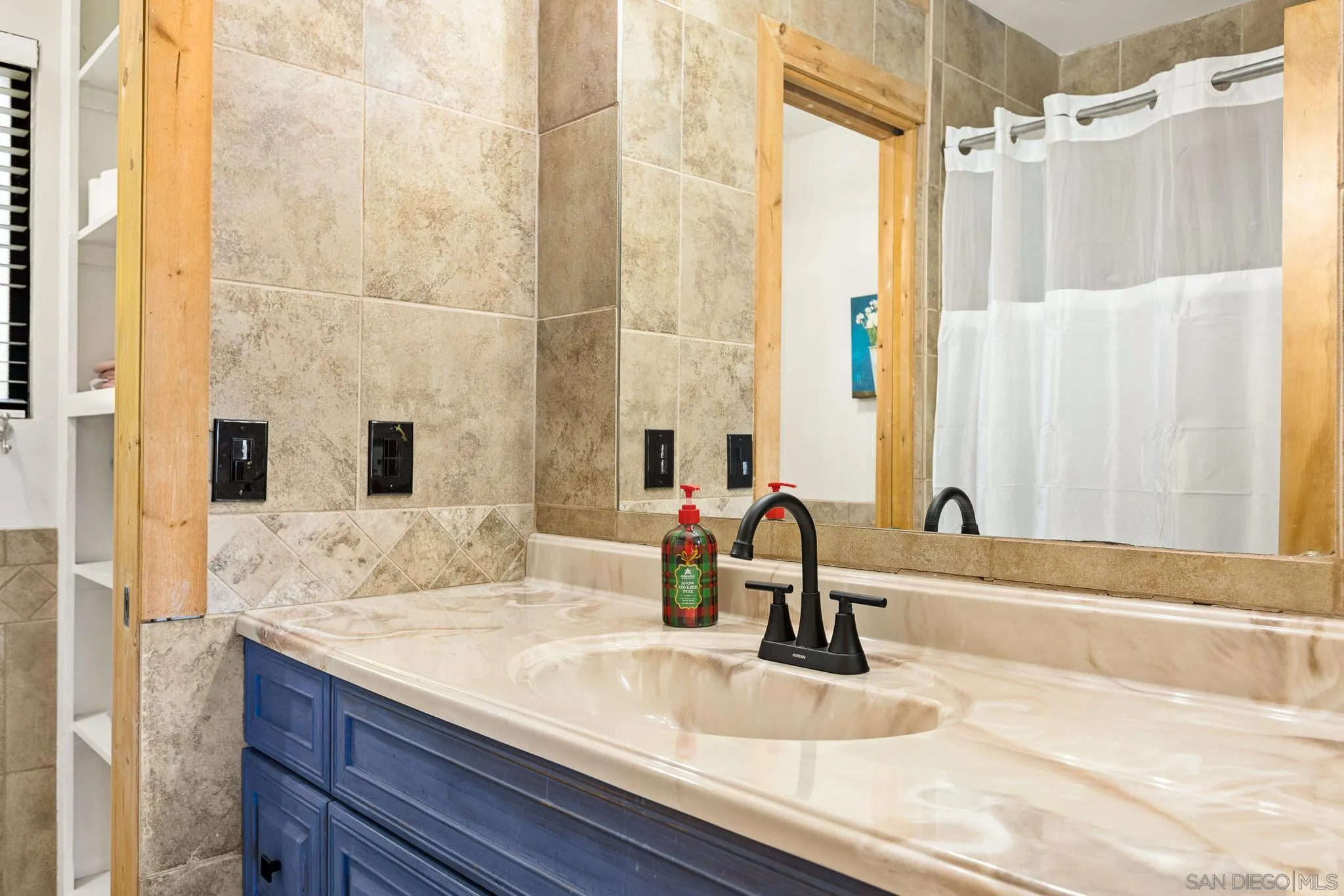 683 Grass Valley Road Lake Arrowhead, CA 92352 - Photo 27 of 39 a bathroom with a tub sink and a mirror