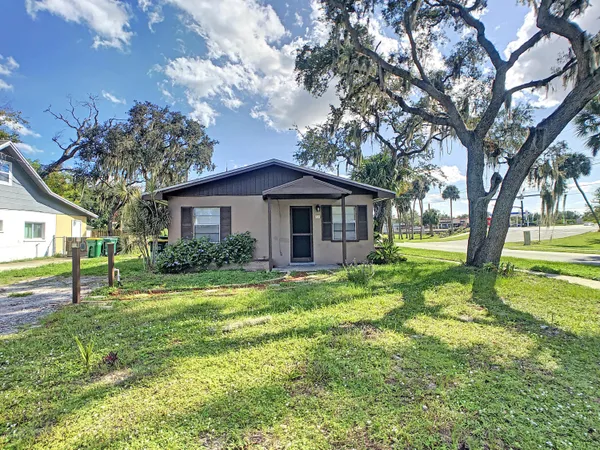 a view of a house with yard and tree s