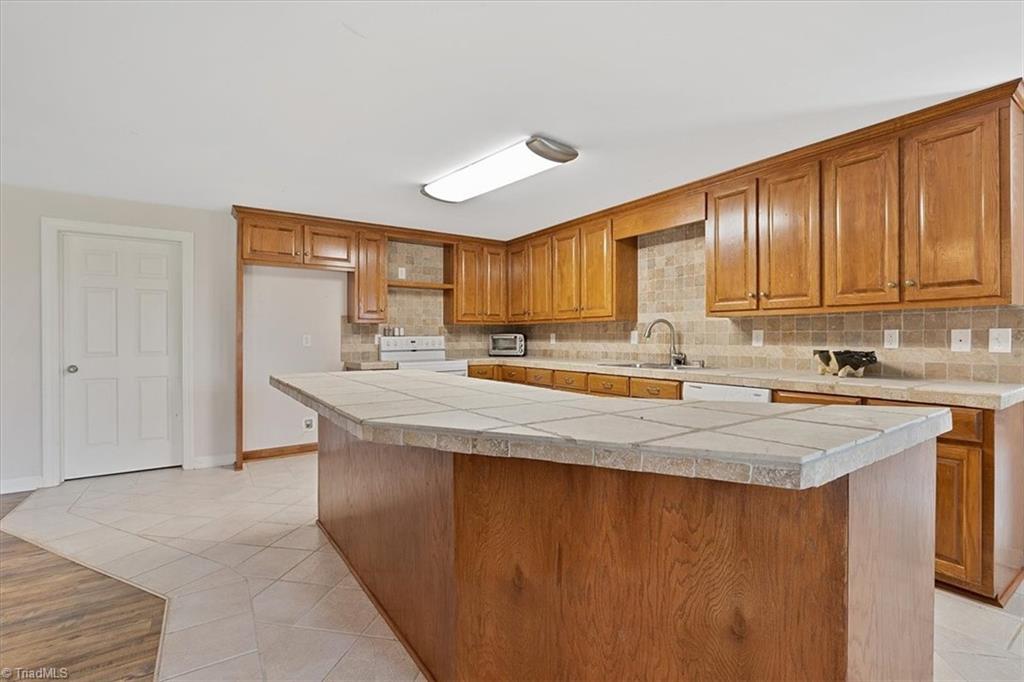 935 Robert Beck Road Lexington, NC 27292 - Photo 22 of 45 Downstairs kitchen