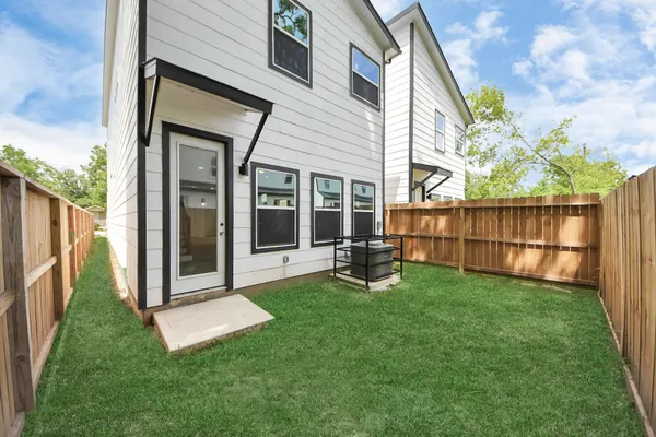 a view of a house with backyard and porch