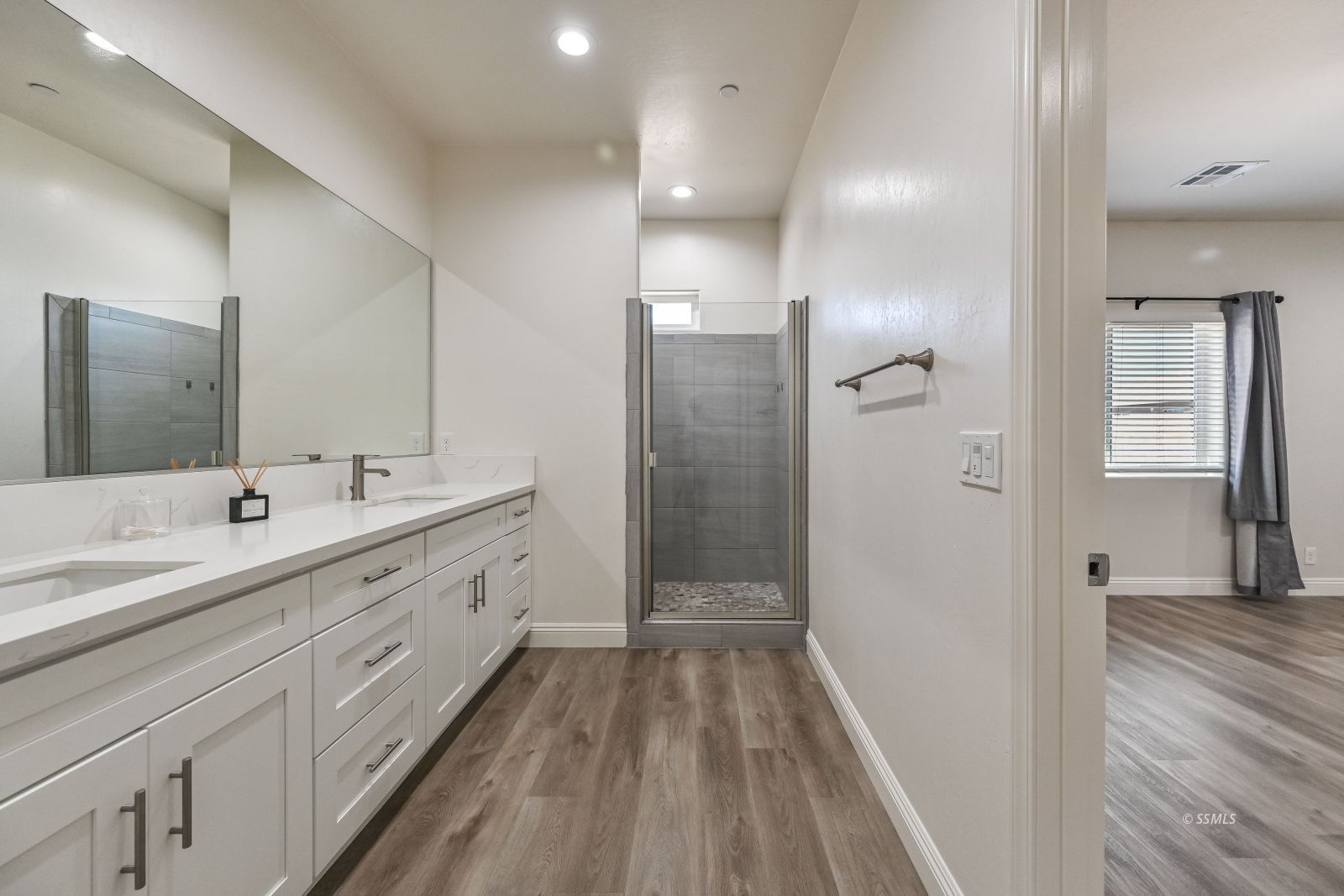 1031 West Church Avenue Ridgecrest, CA 93555 - Photo 30 of 49 a spacious bathroom with a double vanity sink and mirror