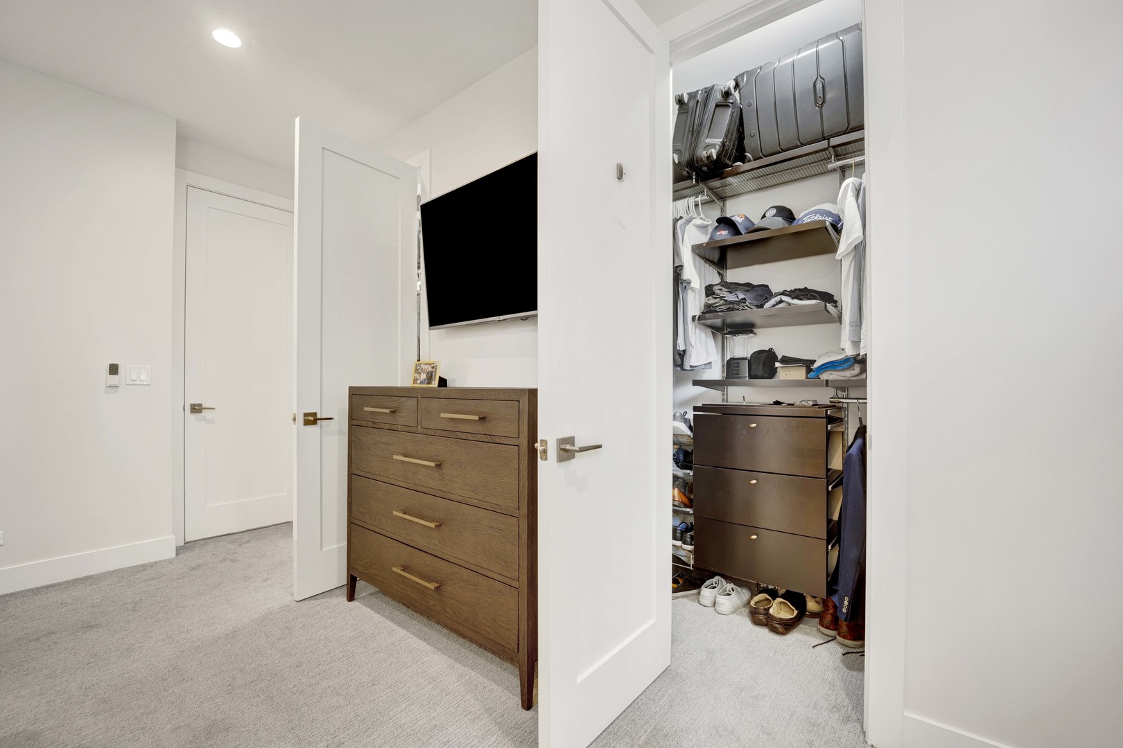 2140 West Rice Street, Unit 1W Chicago, IL 60622 - Photo 12 of 25 a view of a livingroom with furniture
