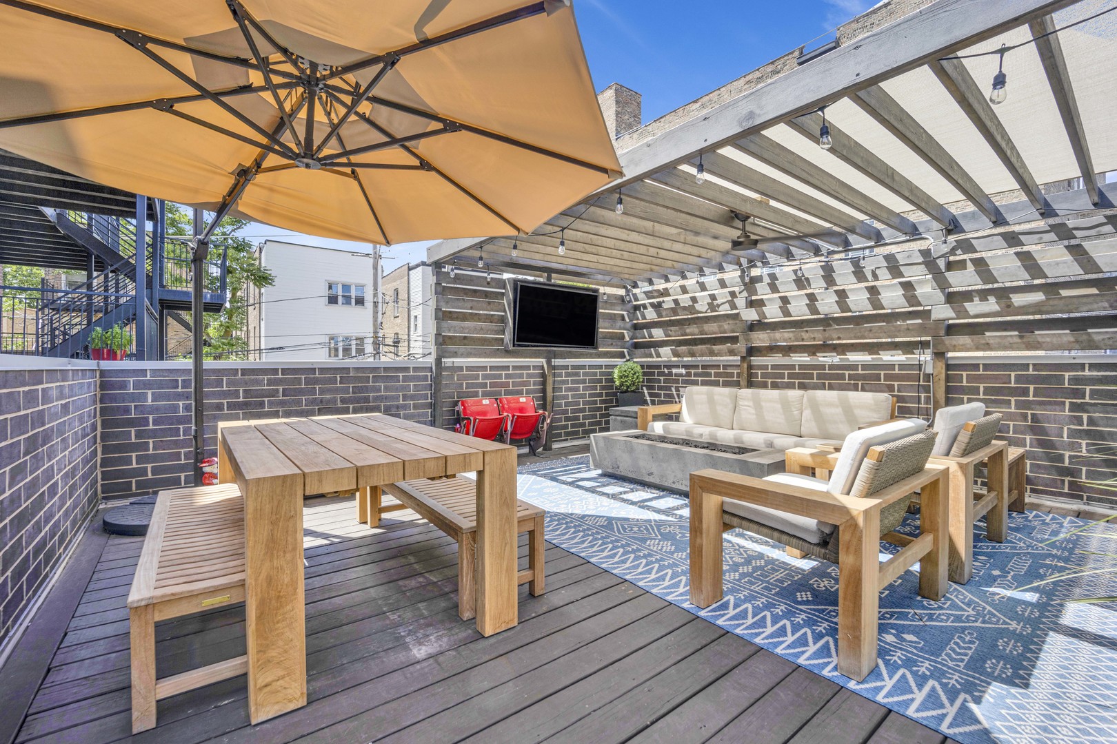 2140 West Rice Street, Unit 1W Chicago, IL 60622 - Photo 21 of 25 a wooden bench sitting in front of a building