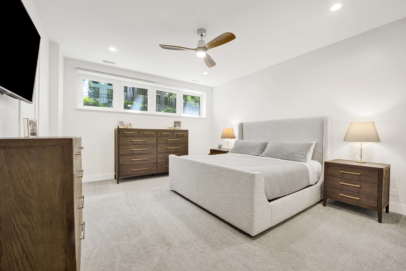 2140 West Rice Street, Unit 1W Chicago, IL 60622 - Photo 9 of 25 a spacious bedroom with a bed and a television