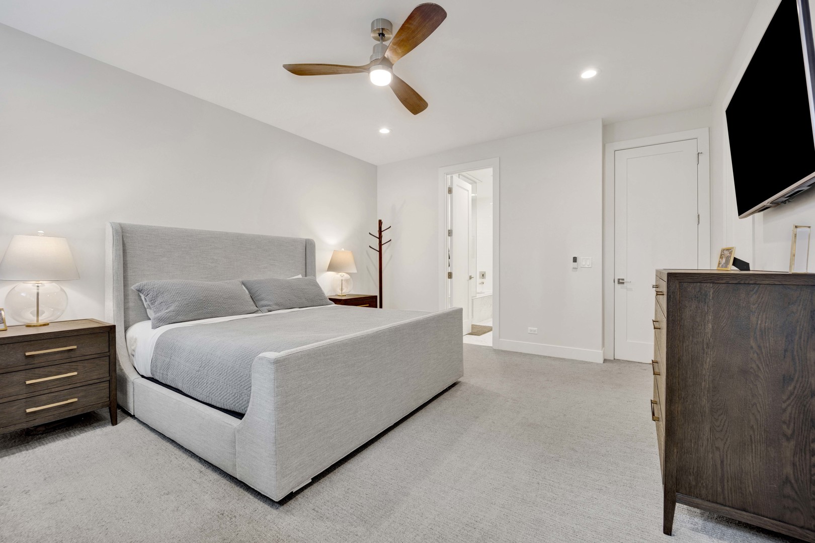 2140 West Rice Street, Unit 1W Chicago, IL 60622 - Photo 10 of 25 a spacious bedroom with a bed and a flat screen tv