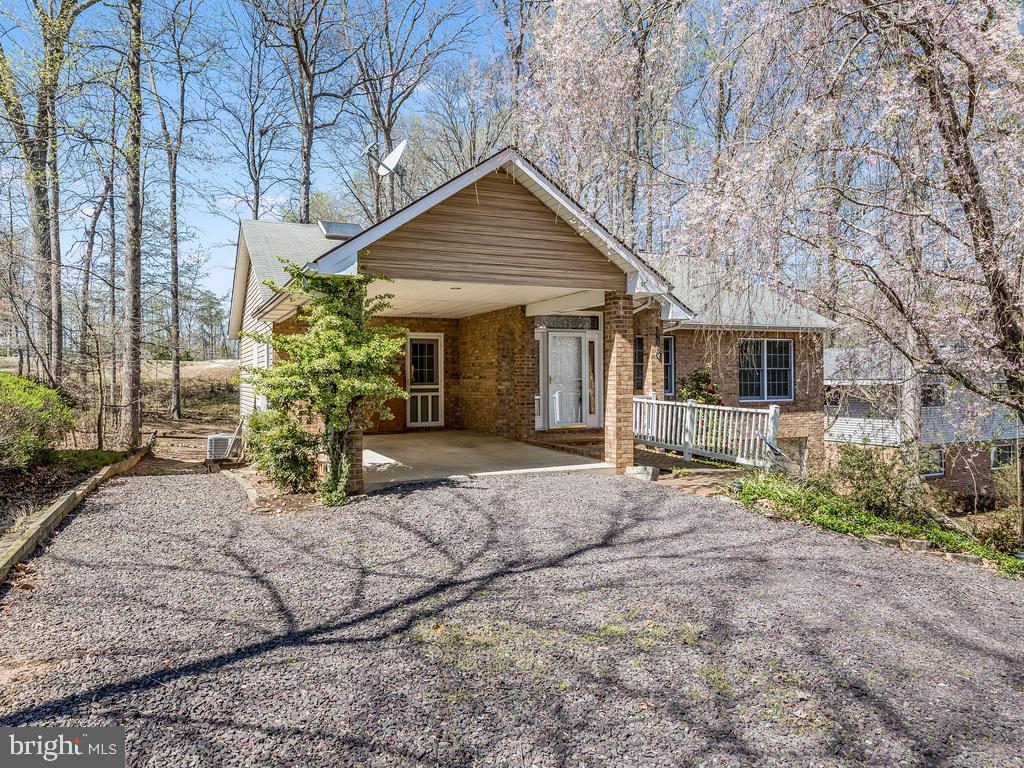 713 Gold Valley Road Locust Grove, VA 22508 - Photo 33 of 45 Carport or sitting area