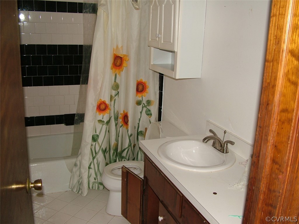 7401 Narrowridge Road Henrico, VA 23231 - Photo 20 of 23 hall bath between bedrooms two and three