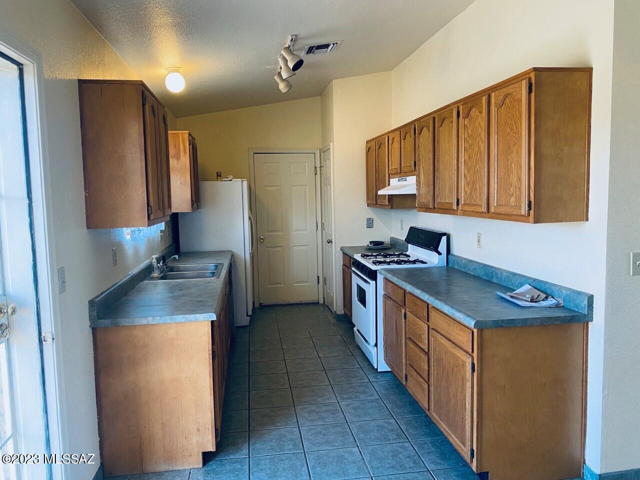 356 Llama Corte Rio Rico, AZ 85648 - Photo 5 of 16