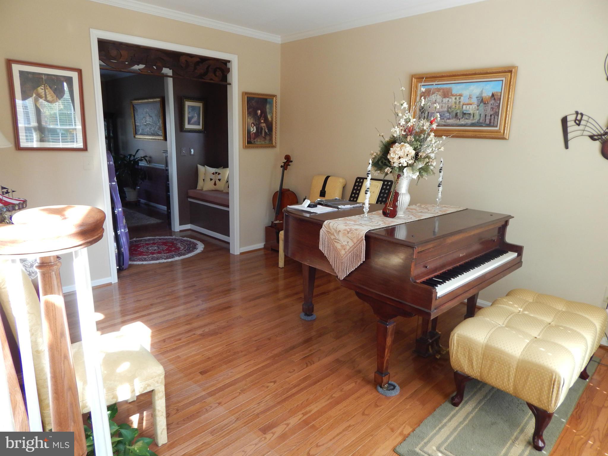 13927 Falconcrest Road Germantown, MD 20874 - Photo 7 of 29 Living Room