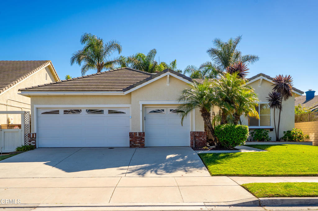 a front view of house with garage and yard