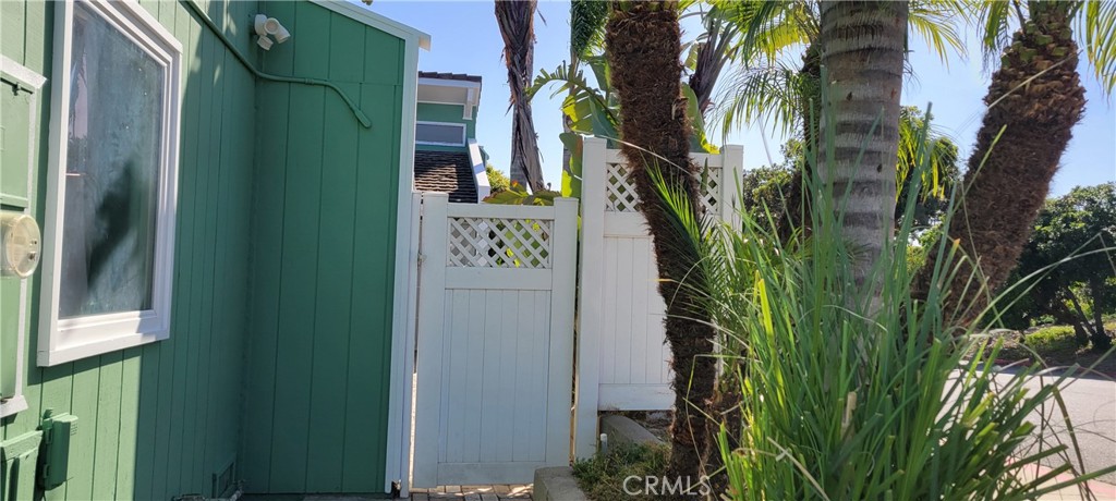 4640 Eastbourne Oxnard, CA 93035 - Photo 2 of 25 Front entrance gate