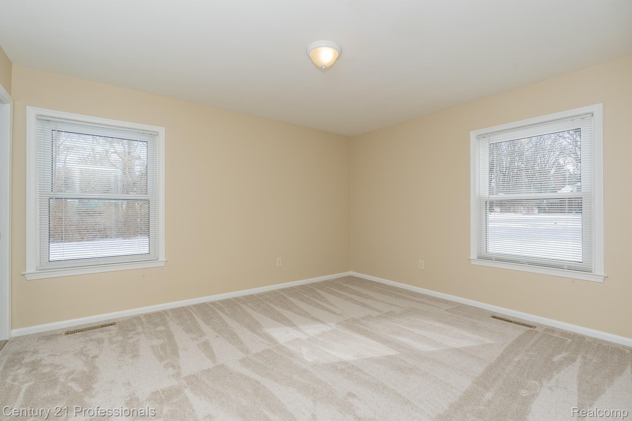 1655 Kingsmere Circle Rochester, MI 48309 - Photo 8 of 34 Master bedroom