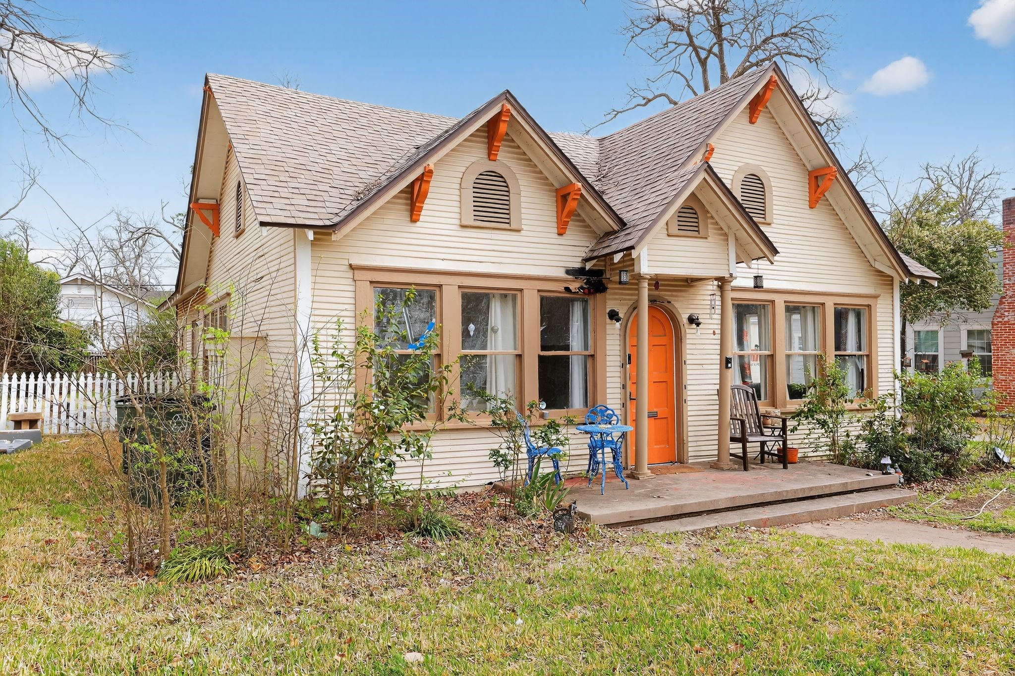 1017 North 11th Street Temple, TX 76501 - Photo 3 of 25 a front view of a house with a yard
