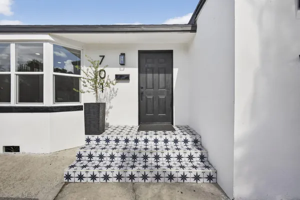$3,825 | 701 37th Street, West Palm Beach, FL 33407