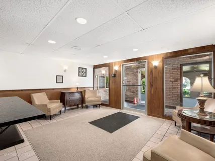 $229,900 | 500 Redondo Drive, Unit 109, Downers Grove, IL 60516
