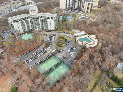 $549,000 | 1 Claridge Drive, Unit 111, Verona, NJ 07044