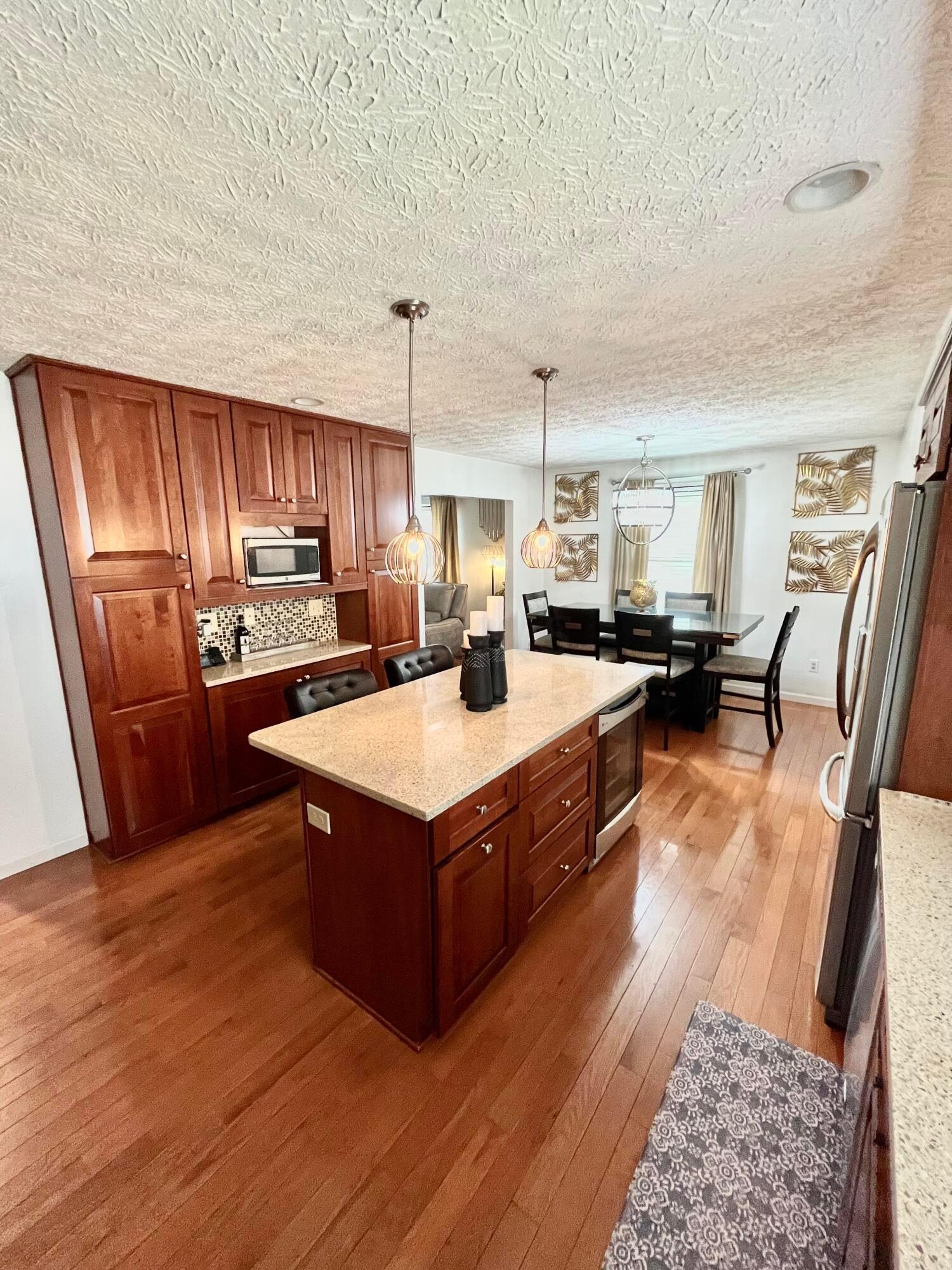 2066 Nobleshire Road Columbus, OH 43229 - Photo 8 of 40 FullSizeRender