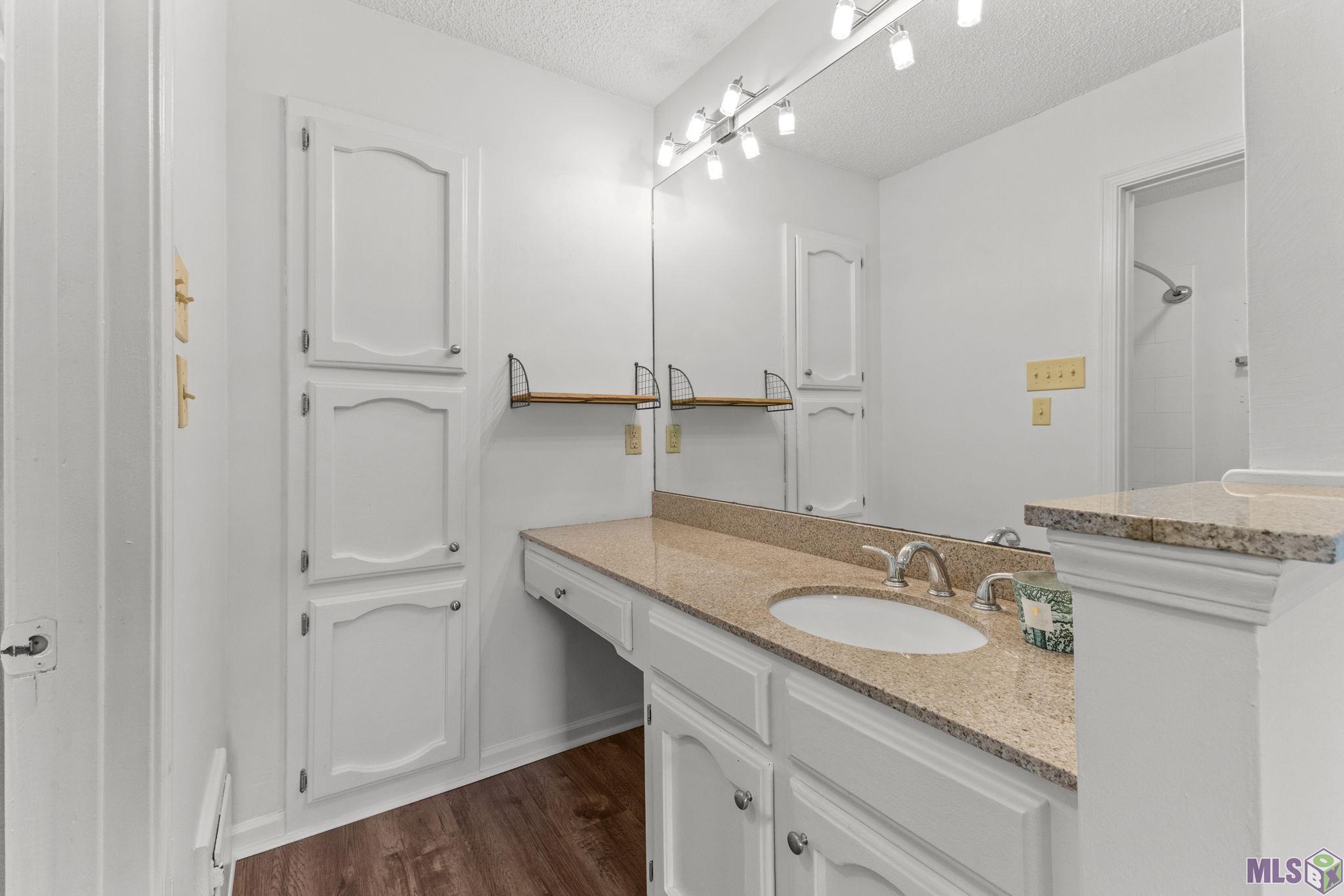 9007 Highland Road, Unit 18 Baton Rouge, LA 70810 - Photo 14 of 22 Bathroom with Bedroom