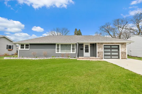 $350,000 | 639 Braeburn Road, East Dundee, IL 60118