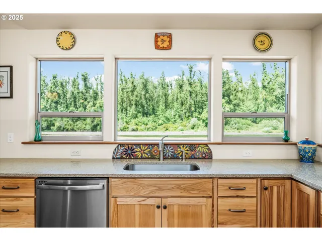 $1,095,000 | 37381 Riverside Drive, Pleasant Hill, OR 97455