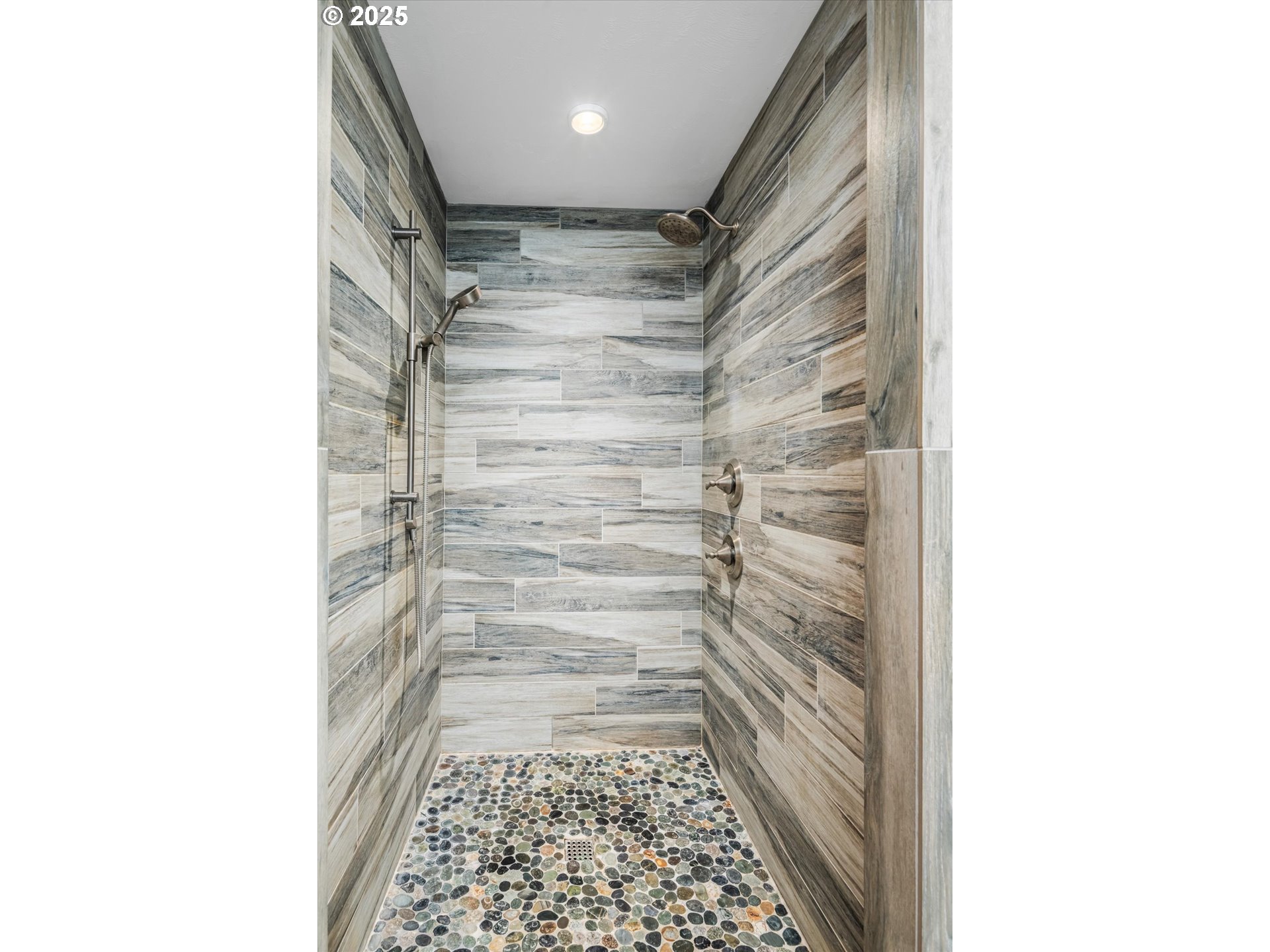 37381 Riverside Drive Pleasant Hill, OR 97455 - Photo 17 of 48 Owner's Suite Bathroom