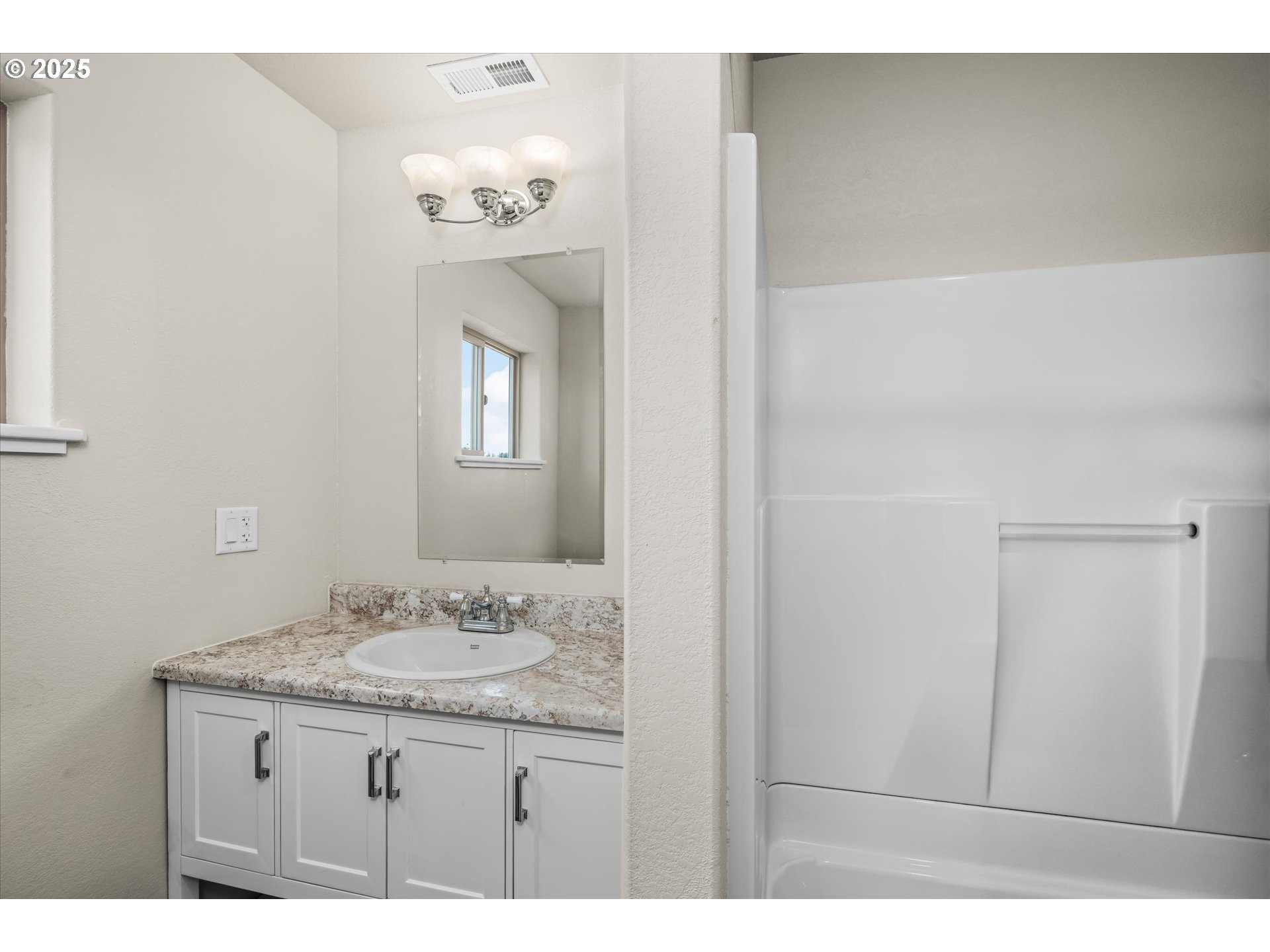 37381 Riverside Drive Pleasant Hill, OR 97455 - Photo 30 of 48 Bathroom, Attached