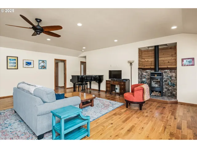 $1,095,000 | 37381 Riverside Drive, Pleasant Hill, OR 97455