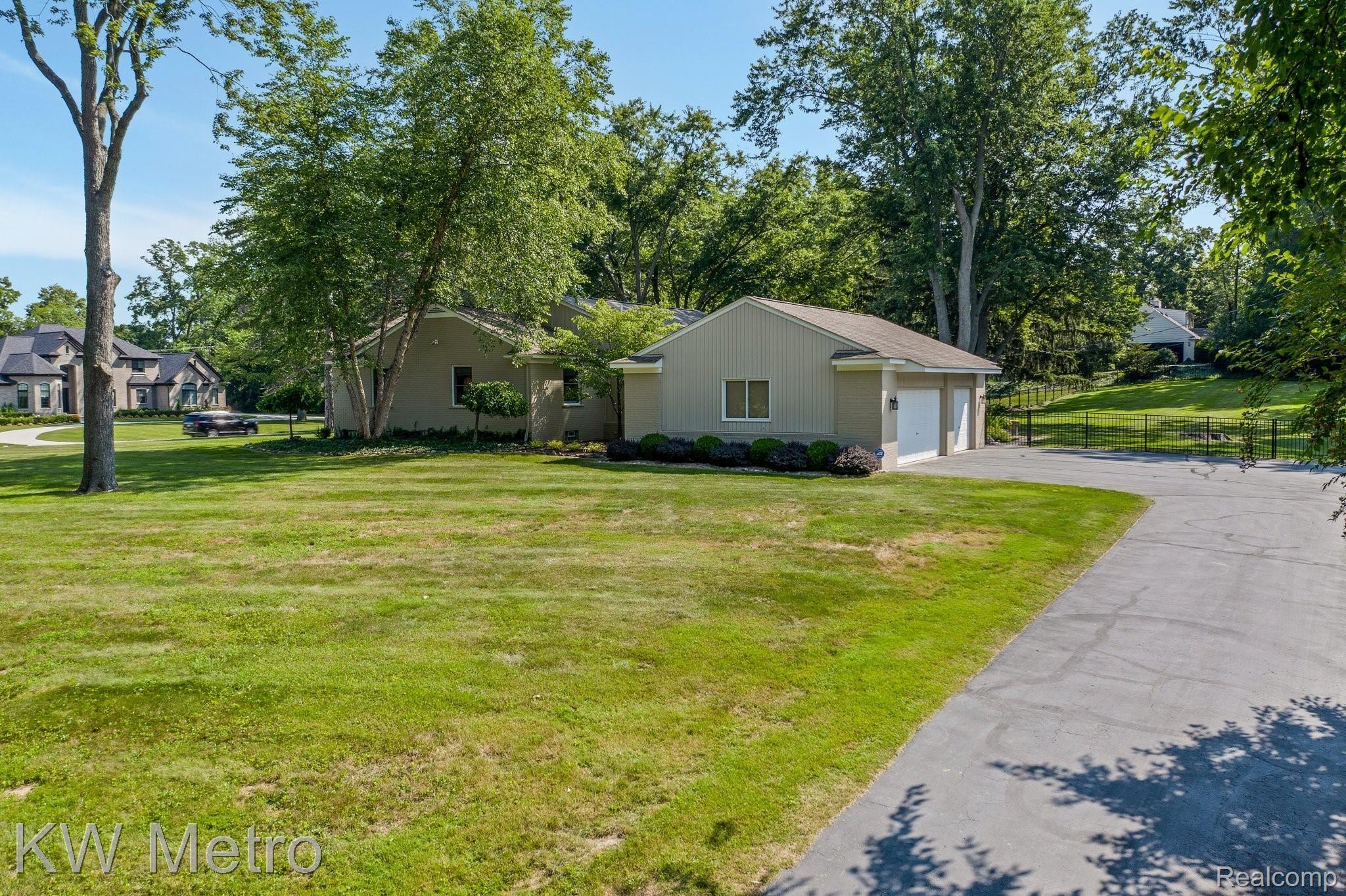 3985 Lincoln Road Bloomfield Hills, MI 48301 - Photo 14 of 46 39-web-or-mls-3985 Lincoln Road Bloomfield Township0033.jpg
