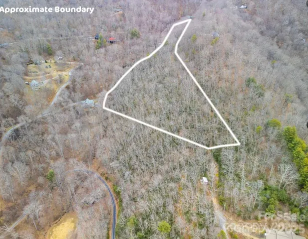 a view of entryway with kitchen