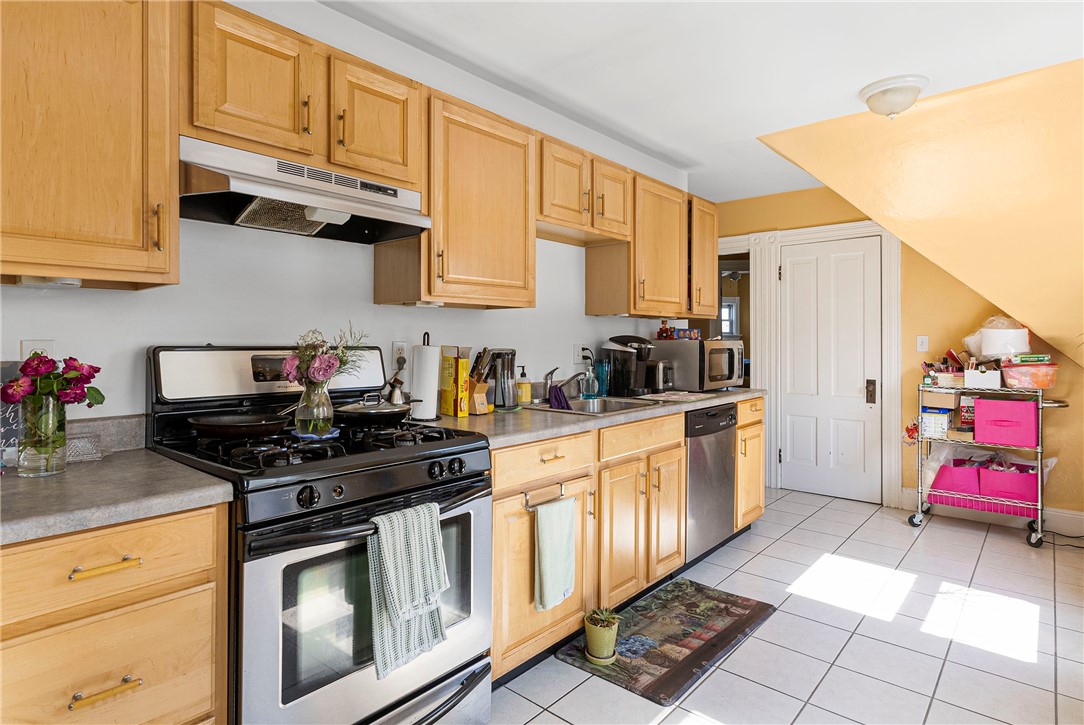 31 Windsor Road, Unit 3 Cranston, RI 02905 - Photo 8 of 20